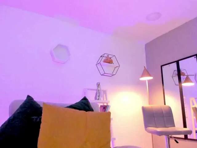 sussankeller — I love to explore my body, run my hands inside my legs, wet them with my saliva and introduce my fingers.
how nice to touch my tits and make them bounce on you.