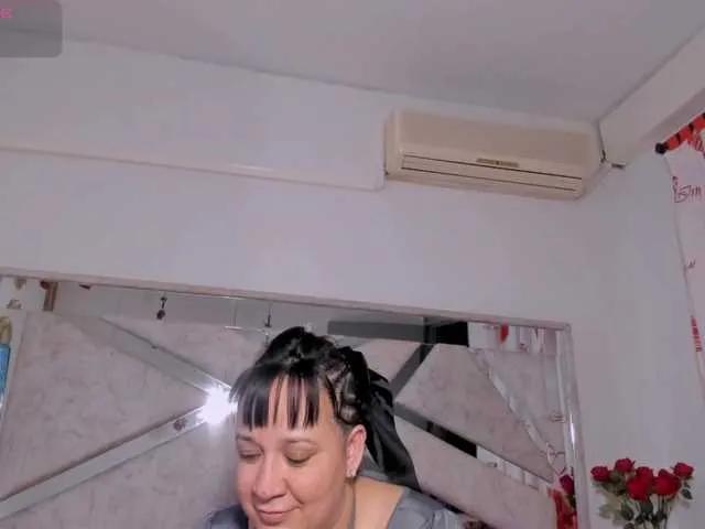 VivianneHart — I like long time kisses on the neck, mouth and hands, what really turn me on is a big masculine energy