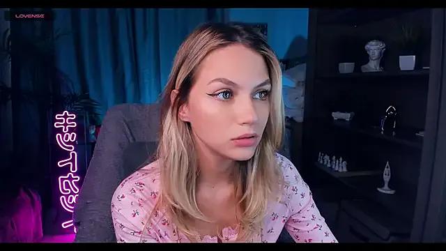 MelissaTetris — Make my nipples hard with ice and pinch