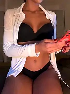 Minaaaa02 — 2 doigts dans la chatte gros plan