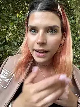 RiriRoseey on StripChat 